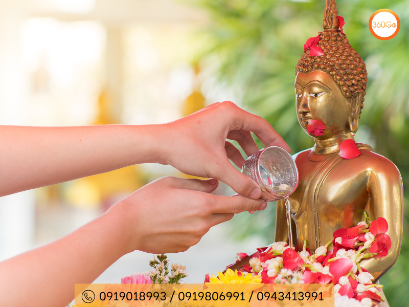 Thể hiện lòng thành kính với nghi thức tắm Phật - Du lịch 360Go